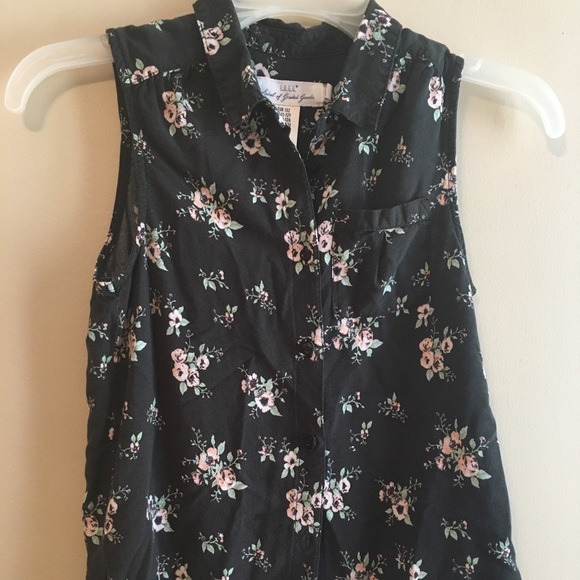Stylish flowered button down top - Picture 2 of 7